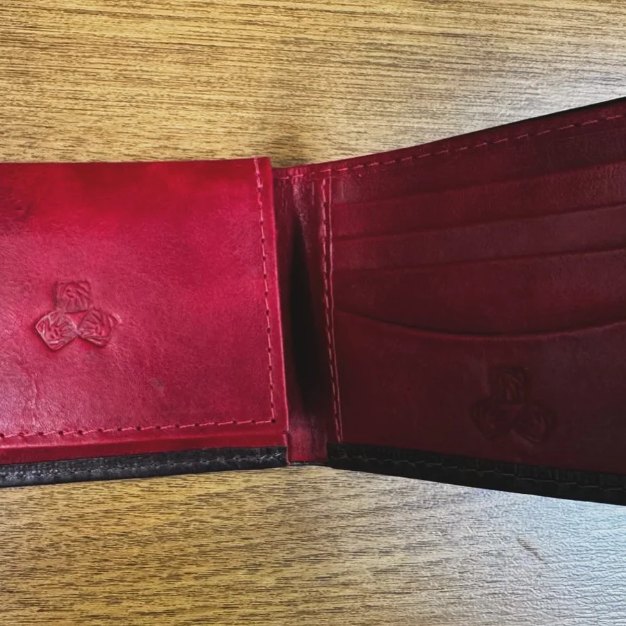 Billetera de cuero con interior rojo abierta