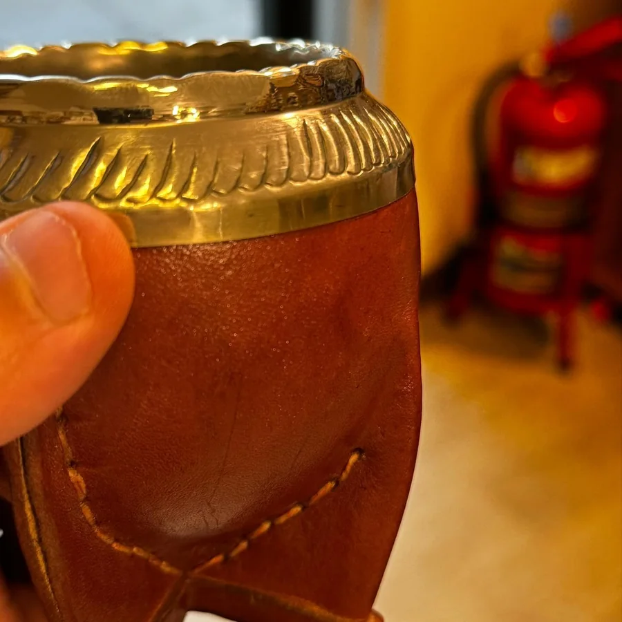 Matero de piel cosido a mano con virola de plata repujada