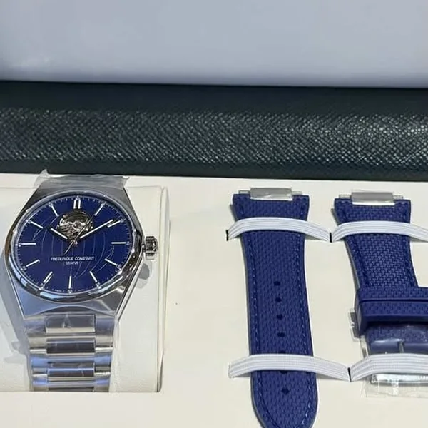 Frédérique Constant de esfera azul con dos correas de repuesto en su estuche