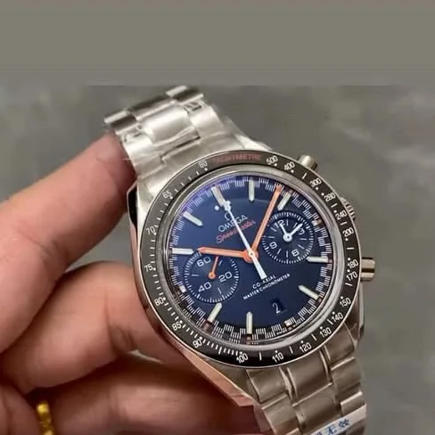 Omega Speedmaster con esfera azul y agujas naranjas