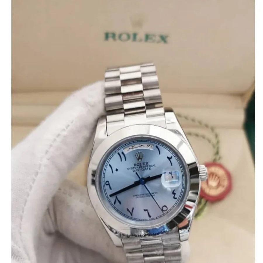 Reloj Rolex con esfera azul hielo y números arábigos, en la mano, con guante